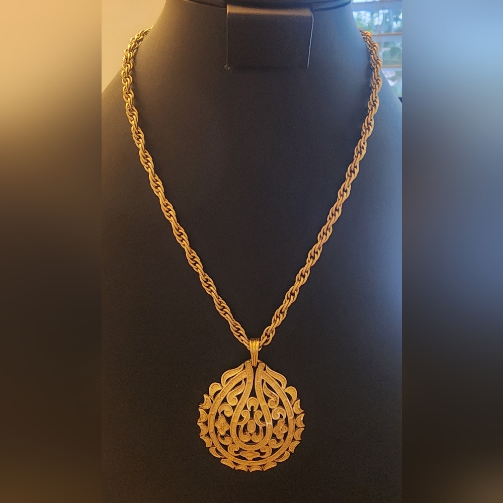 Trifari Elegant Gold Tone Pendant Necklace 12 .5"‎